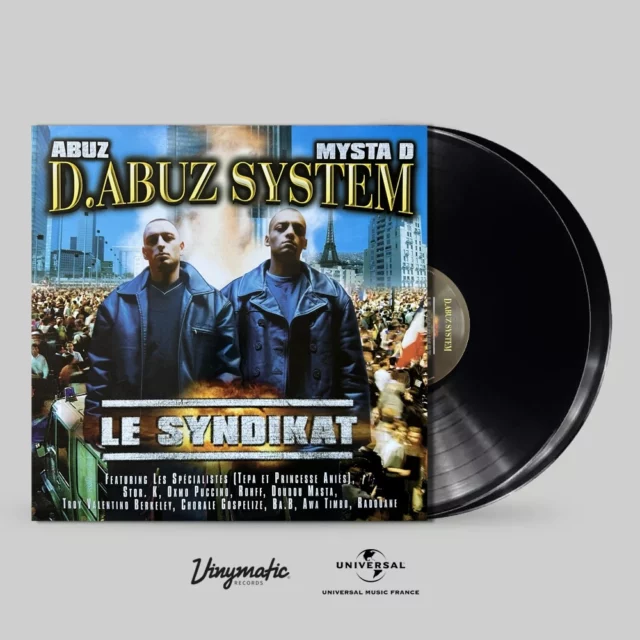 Réédition officielle Vinymatic Records / Universal Music
D. Abuz System - Le Syndikat Feat. Oxmo Puccino, Rohff , Princess Aniès & Tepa (Les Spécialistes), Doudou Masta...
Le Syndikat (1999) de D.Abuz System est l’un de ces albums passés entre les mailles du succès immédiat, mais que le temps a élevé au rang de classique culte du rap français. Porté par une écriture crue, lucide et profondément immersive, le groupe y dépeint sans filtre les tensions sociales, les dilemmes moraux et la réalité de la rue, à travers des morceaux marquants comme Trafiquants ou J’aurais dû être là. Soutenu par des productions sombres et cinématographiques signées Mysta.D, mêlant samples soul, arrangements organiques et atmosphères oppressantes, l’album impressionne encore aujourd’hui par sa modernité et sa cohérence. Enrichi par des collaborations avec Oxmo Puccino, Rohff ou Princess Aniès, Le Syndikat capture l’essence d’une scène underground en pleine ébullition à la fin des années 90. Longtemps sous-estimé faute de visibilité, il s’est imposé avec les années comme une référence incontournable pour les amateurs avertis. Devenu extrêmement rare dans son pressage original, notamment en vinyle, il incarne aujourd’hui autant un héritage musical précieux qu’un objet de collection recherché — la preuve qu’un disque peut traverser le temps et gagner en valeur, artistique comme matérielle.