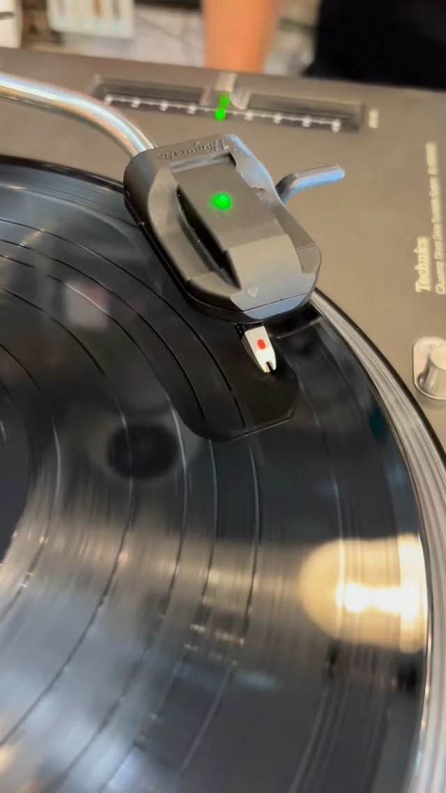 Aujourd’hui, on est fiers de vous présenter le Prototype N°1 de la première cellule Bluetooth au monde.
Une petite révolution pour tous les amoureux du vinyle : connecter l’analogique au monde moderne sans trahir le son.
Avec cette cellule, vos vinyles peuvent être diffusés en Bluetooth vers tous vos appareils connectés : casque, ordinateur, smartphone, enceinte, maison connectée… bref, partout où vous écoutez de la musique aujourd’hui.
Et parce que le vinyle reste avant tout une expérience pure, la cellule dispose aussi d’un mode bypass : vous pouvez désactiver le Bluetooth et profiter d’une écoute 100% analogique, comme une cellule traditionnelle.
Couplée à l’application Vinymatic, elle permet également d’enregistrer vos vinyles et de les envoyer directement dans votre bibliothèque digitale.
La cartouche est interchangeable et compatible avec les principales marques du marché. Elle est conçue pour les bras SME et est rechargeable.
Ce Prototype N°1 est notre première étape concrète.
Et on ne s’arrête pas là : le Prototype N°2 arrive très bientôt — plus léger, plus fin, encore plus abouti.
L’analogique vient de prendre une nouvelle direction.
#Vinymatic #Vinyl #VinylCommunity #Turntable #HiFi AudioTech BluetoothAudio VinylLovers MusicTech AnalogSound RecordCollector VinylCulture Innovation Prototype